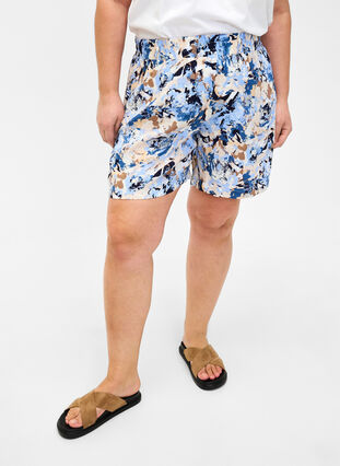 Loose-fitting shorts in viscose, Blue Graphic AOP, Model image number 2