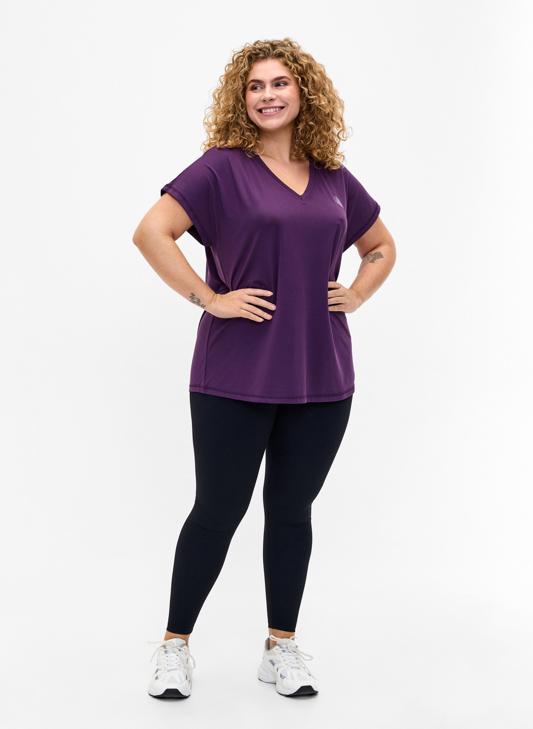 Zizzifashion Loose training t-shirt with v-neck, Purple Pennant, Model image number 2