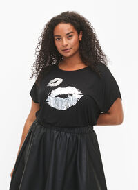 Short-sleeved viscose t-shirt with print, Black W. Lips, Model