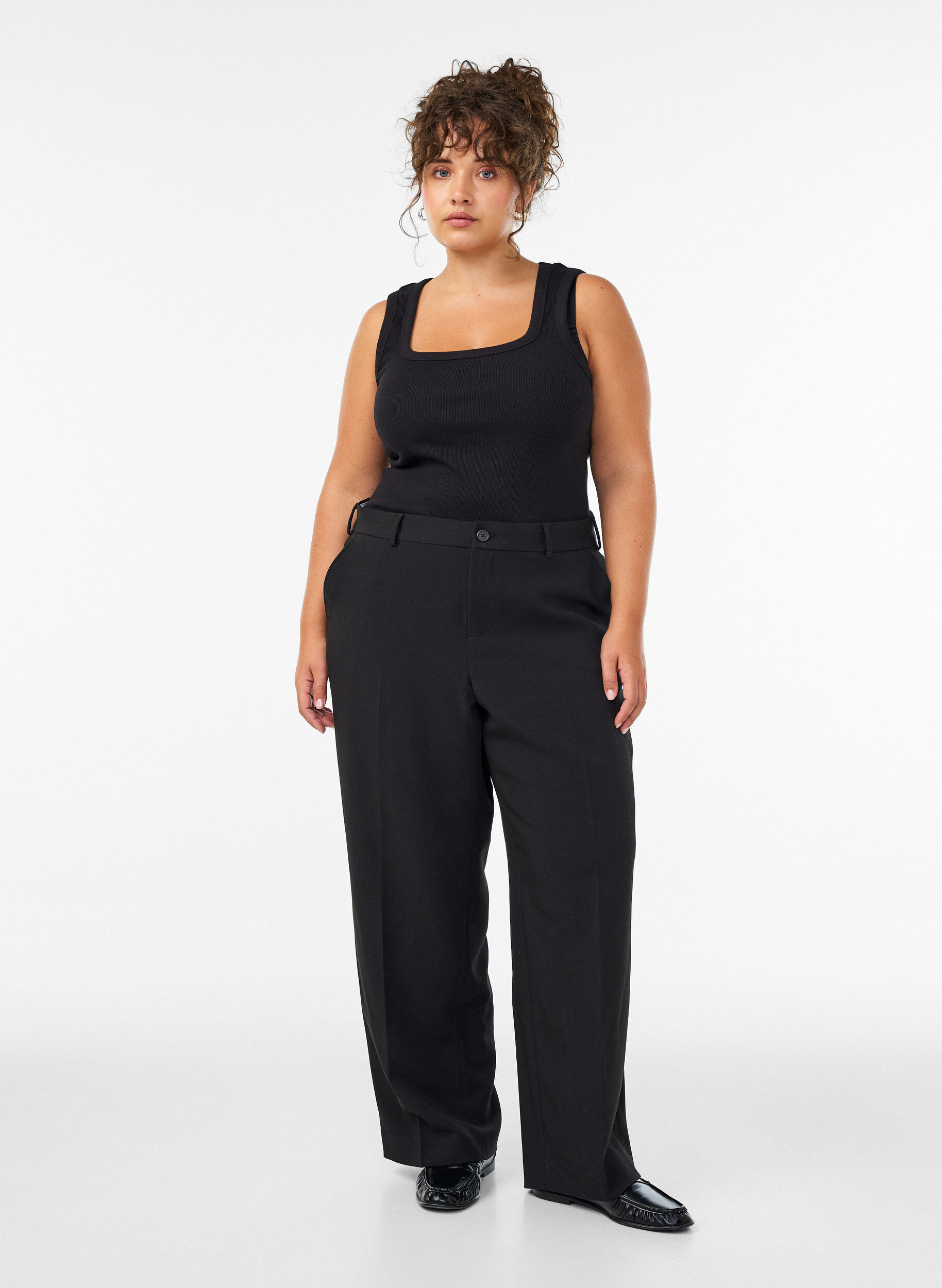 Tailored trousers with wide legs and high waist, Black, Model