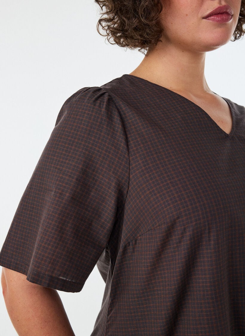 Short checked dress with ruffle hem, Brown, Model image number 3