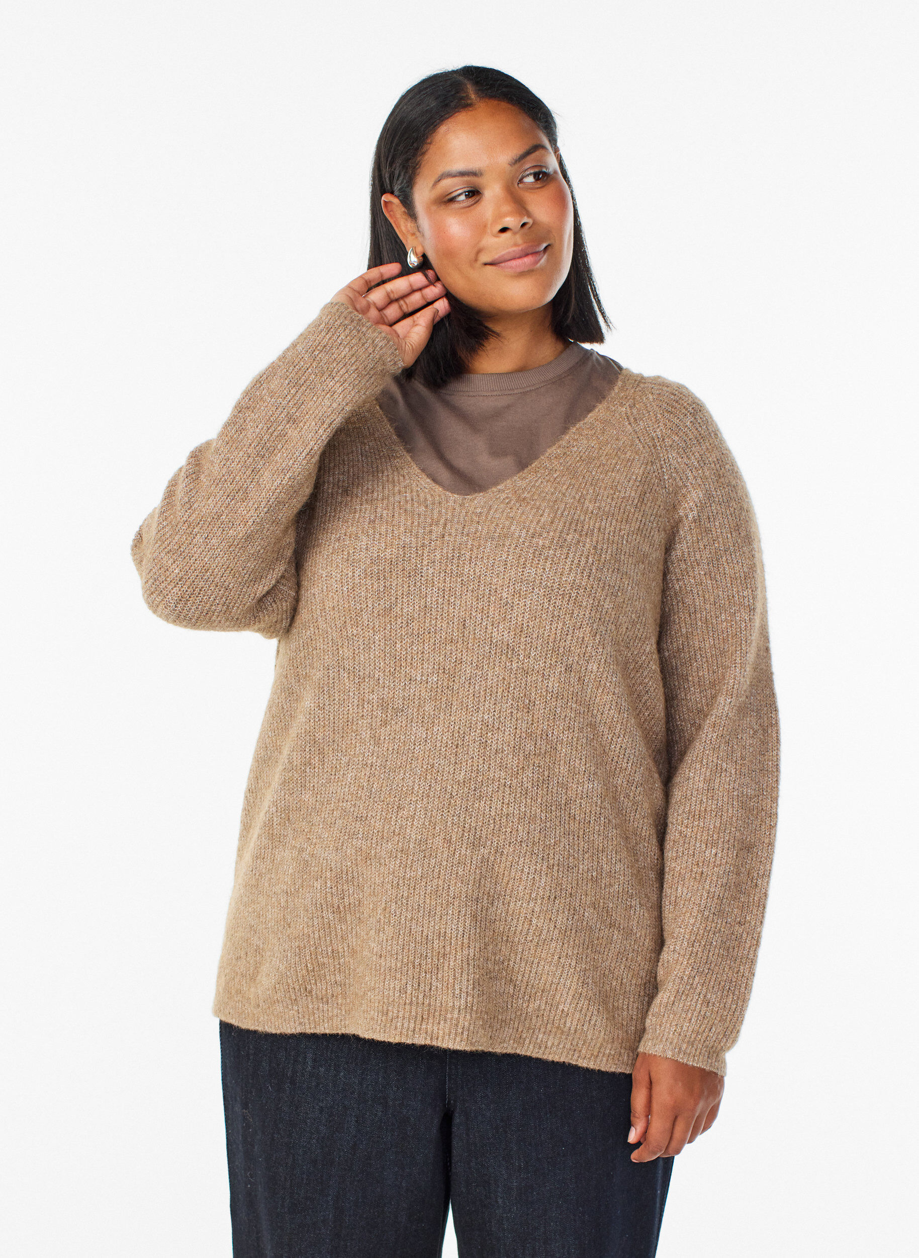 Knitted blouse with V-neck and raglan sleeves, Brown, Model