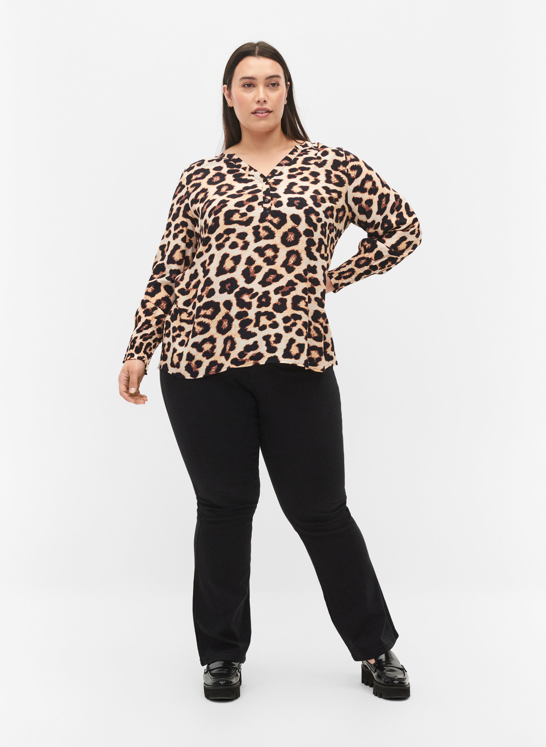 Zizzifashion Printed viscose top with smock, Leo AOP, Model image number 2