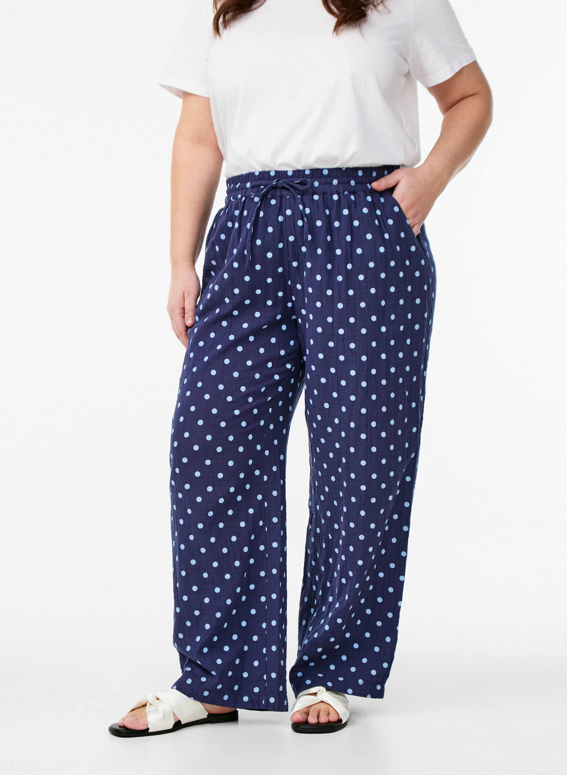 Zizzifashion Loose trousers in cotton muslin with polka dots, Blue, Model image number 2