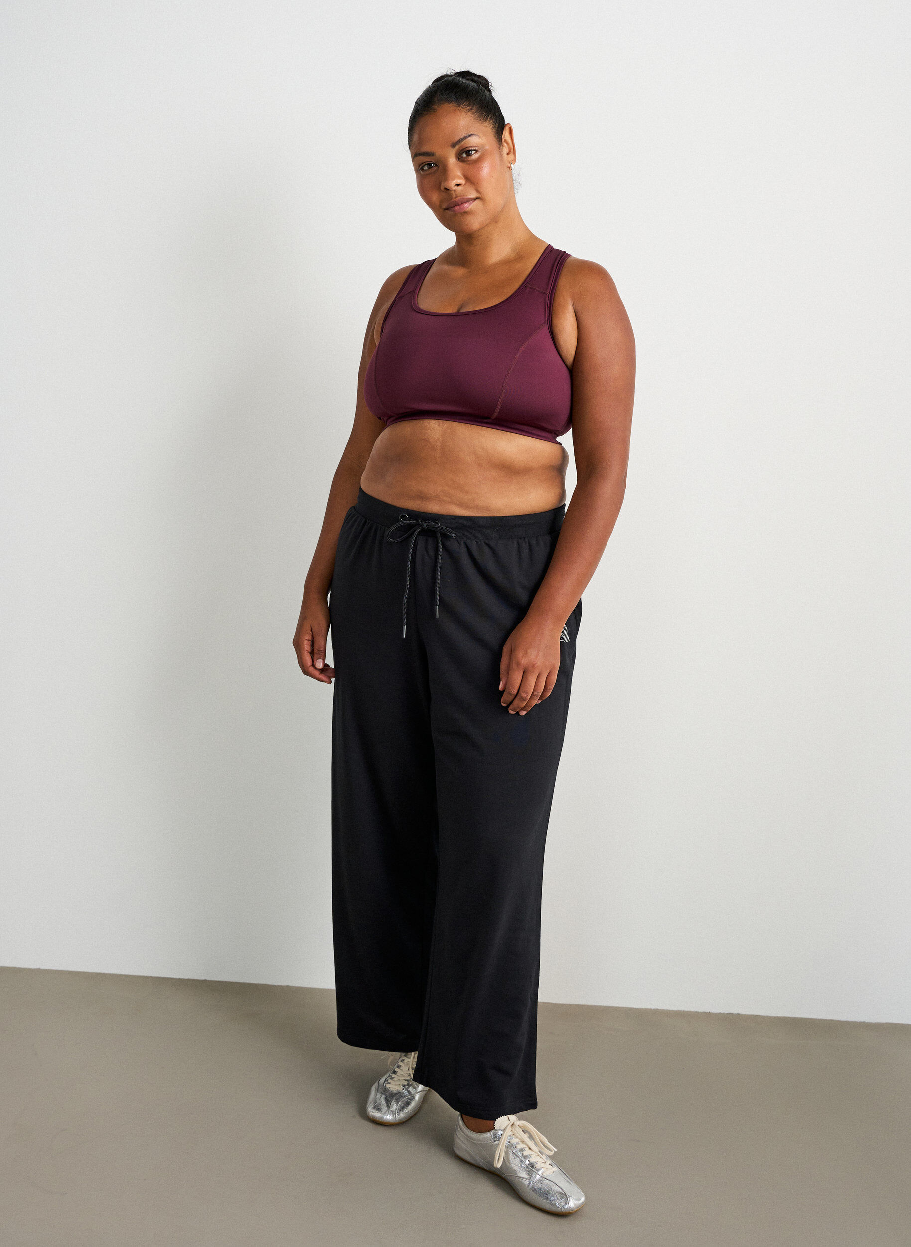 Wide-leg training trousers with a high waist, Black, Model