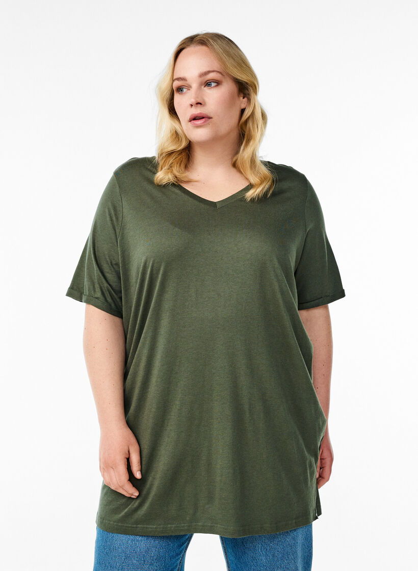 Single colour oversized t-shirt with v-neck, Green, Model image number 0