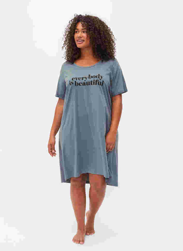 Short sleeved cotton nightdress with print, Balsam W. Everybody, Model image number 2