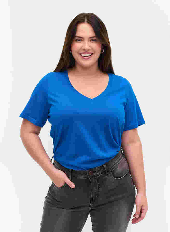Organic cotton T-shirt with V-neckline, Princess Blue, Model