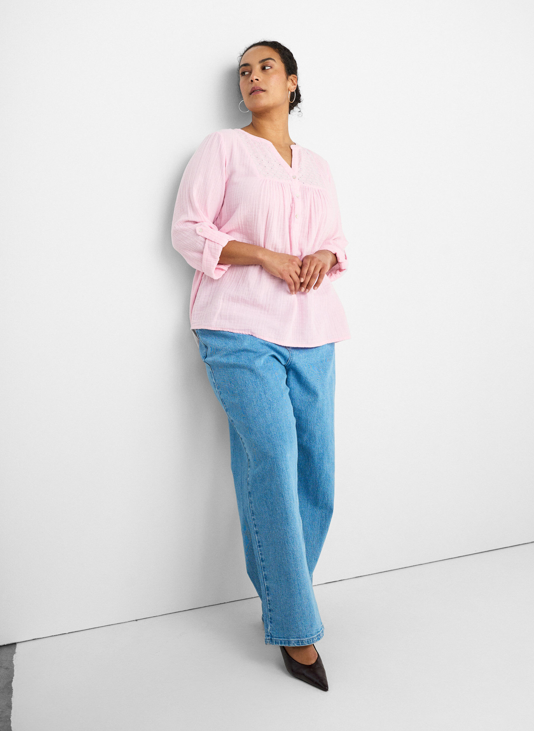ZizzifashionBlouse in cotton muslin with broderie anglaise, Rose, Model image number 3