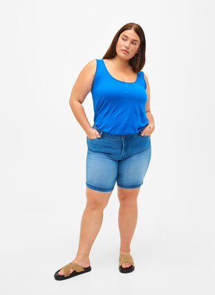 Slim fit Emily short with a regular waist, Light blue denim, Model image number 4