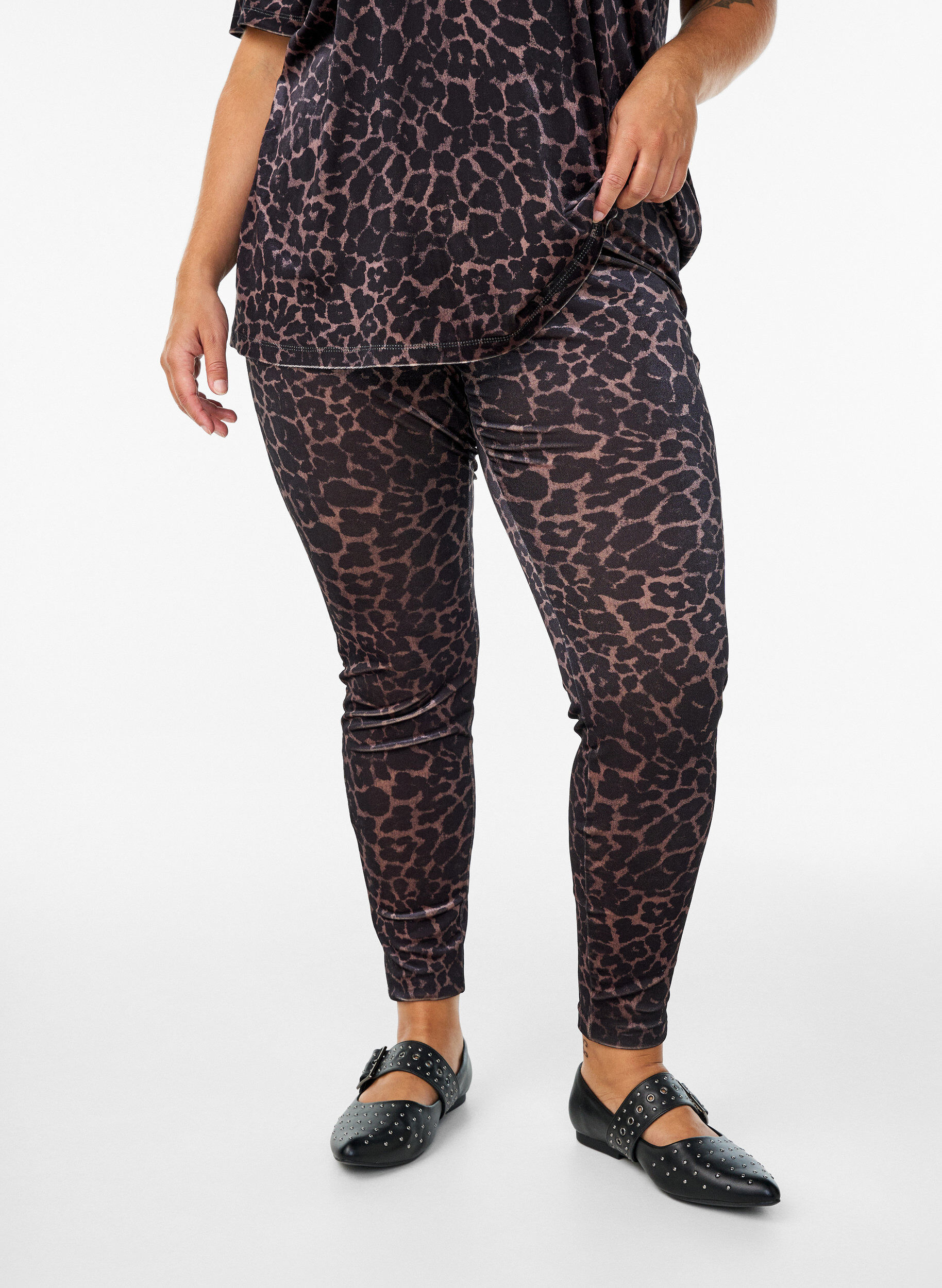 Zizzifashion Velour leggings with leopard pattern, Brown, Model image number 2