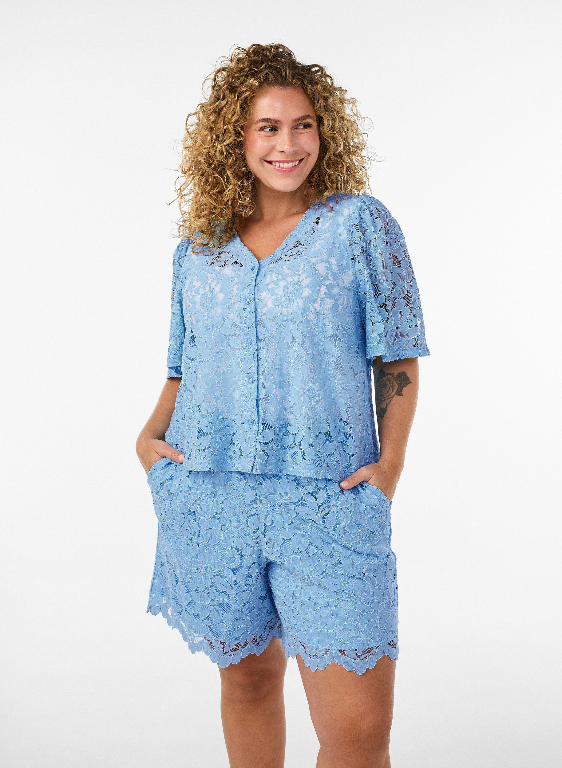 Short-sleeved lace blouse with V-neck, Blue, Model