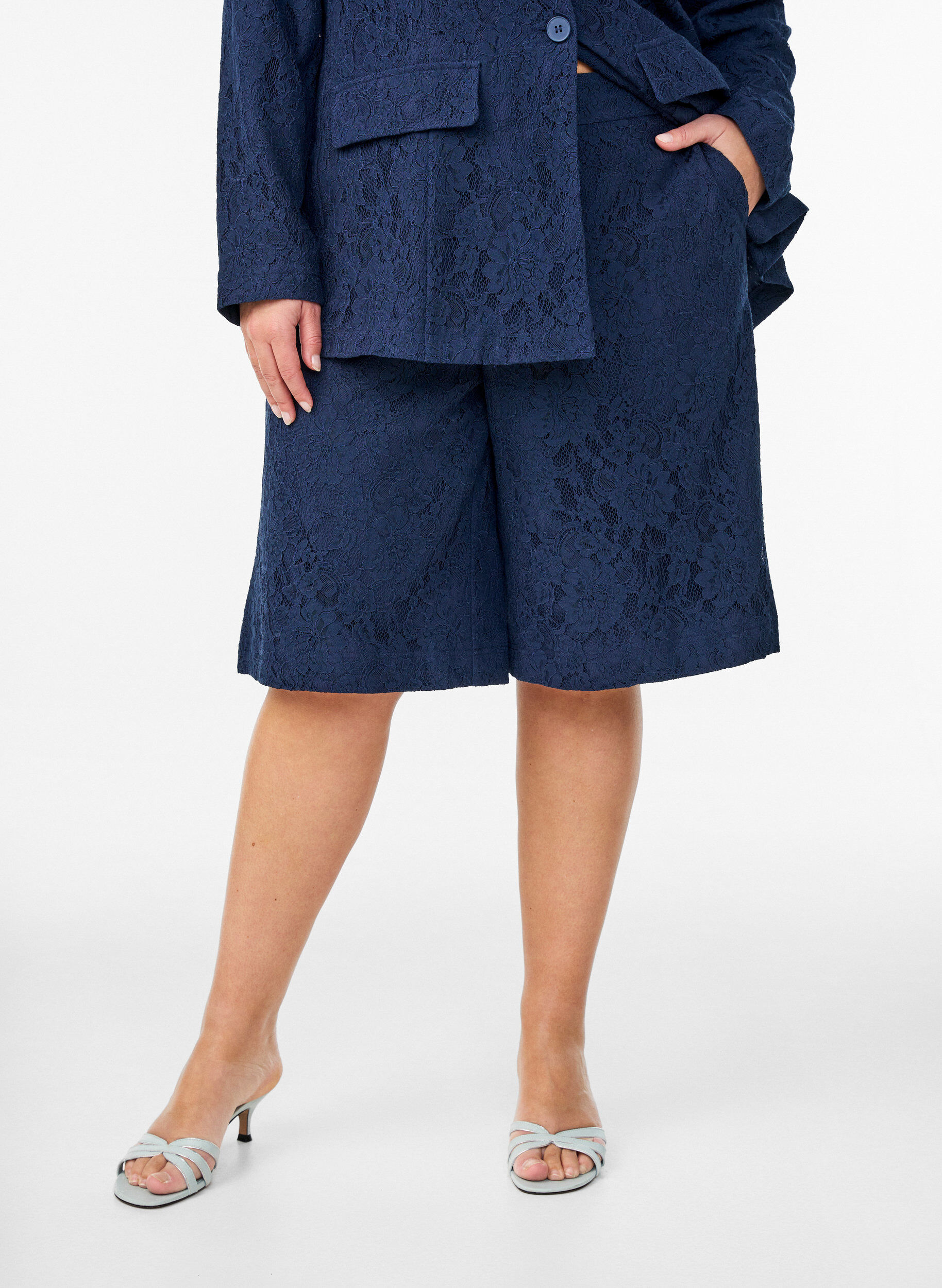 Zizzifashion High-waisted lace Bermuda shorts, Blue, Model image number 3