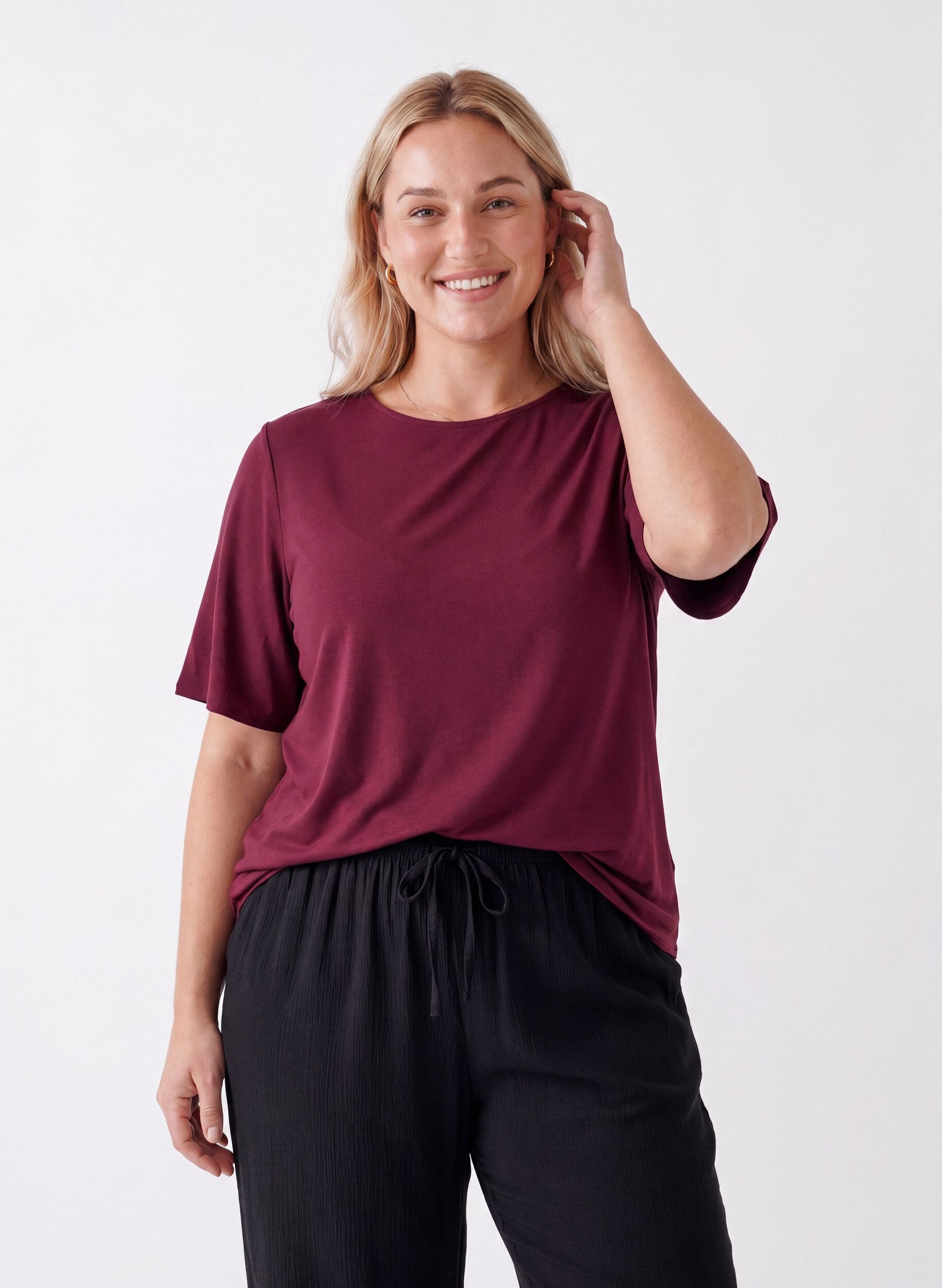 Short-sleeved woven blouse with round neck, Red, Model