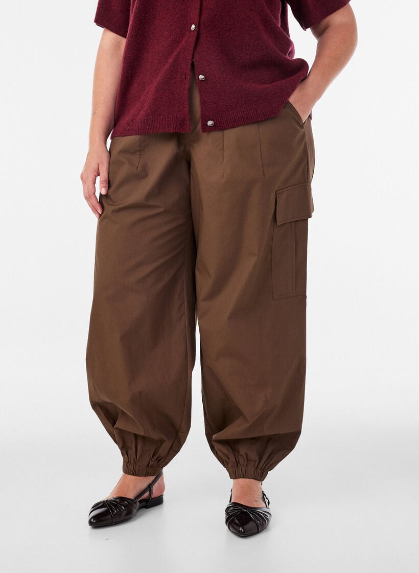 Cotton cargo trousers with a balloon leg, Brown, Model image number 2