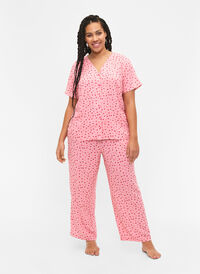 Loose viscose pyjama bottoms with print, Pink Icing W. hearts, Model
