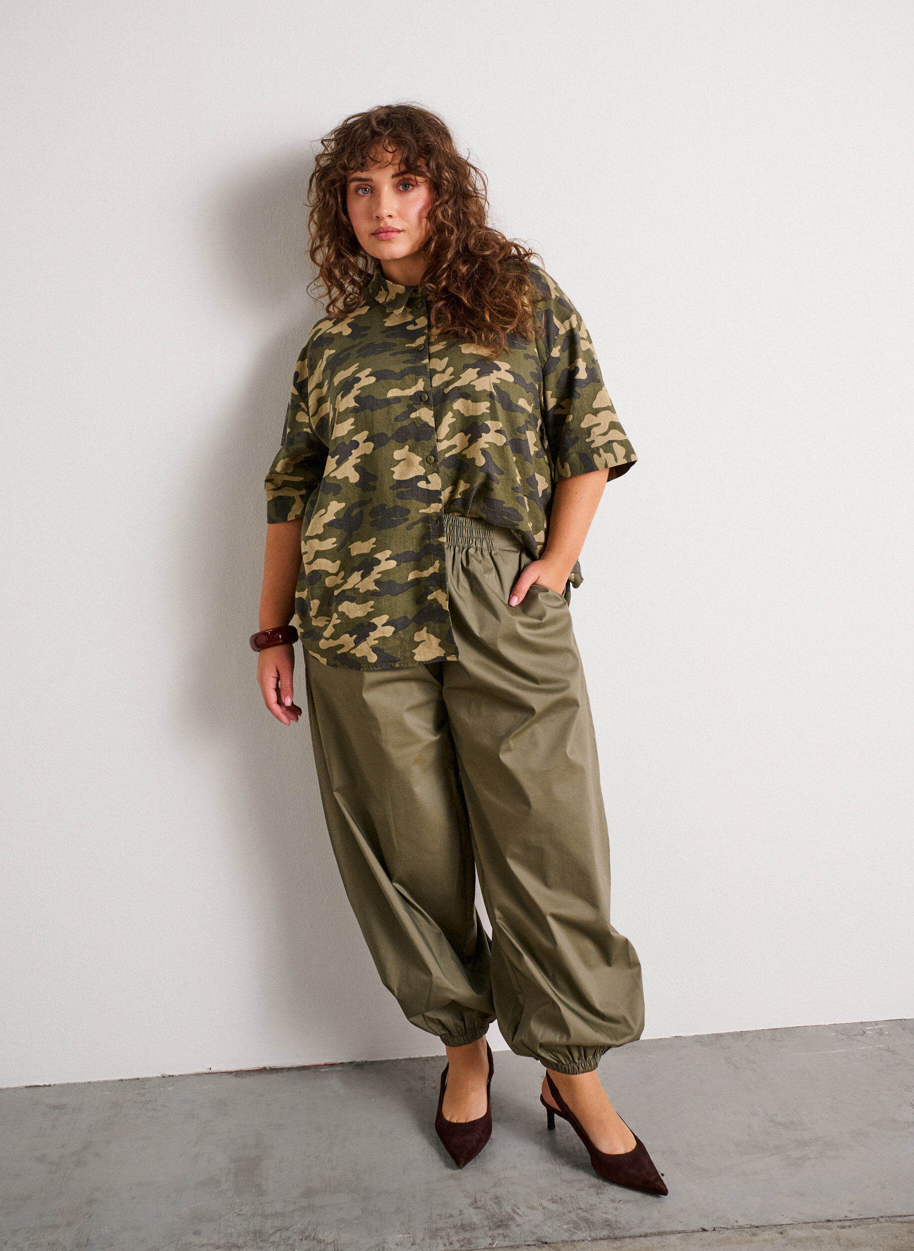 Balloon trousers with pockets and an elasticated waistband, Green, Model