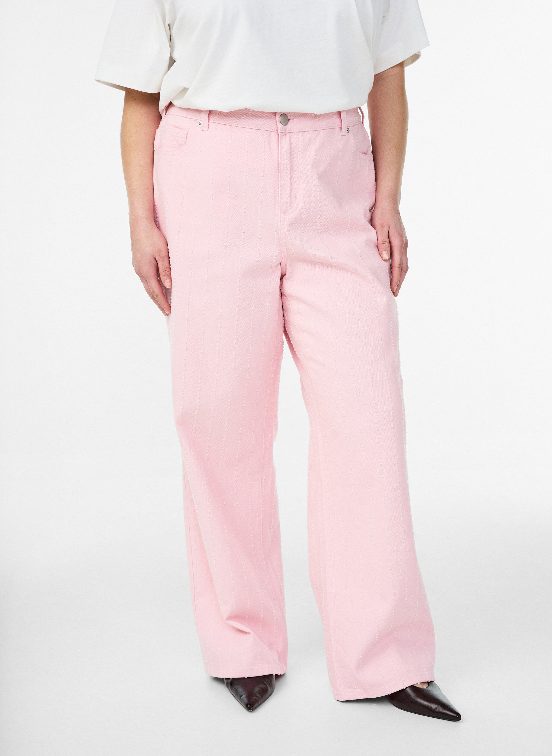 Zizzifashion Myra jeans in coloured denim with wide fit and textured pattern, Red, Model image number 2