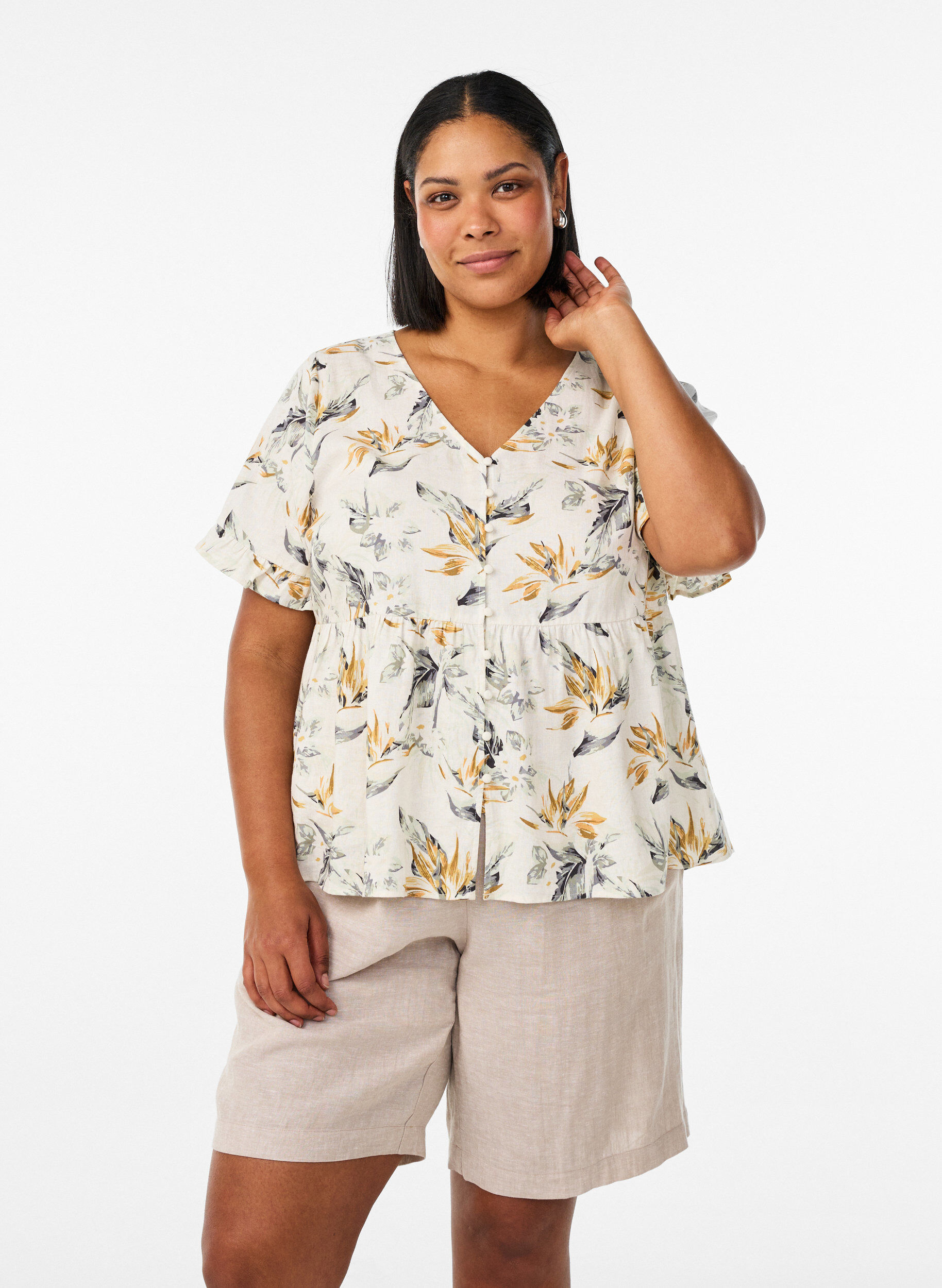 High-waisted linen and viscose shorts, Beige, Model