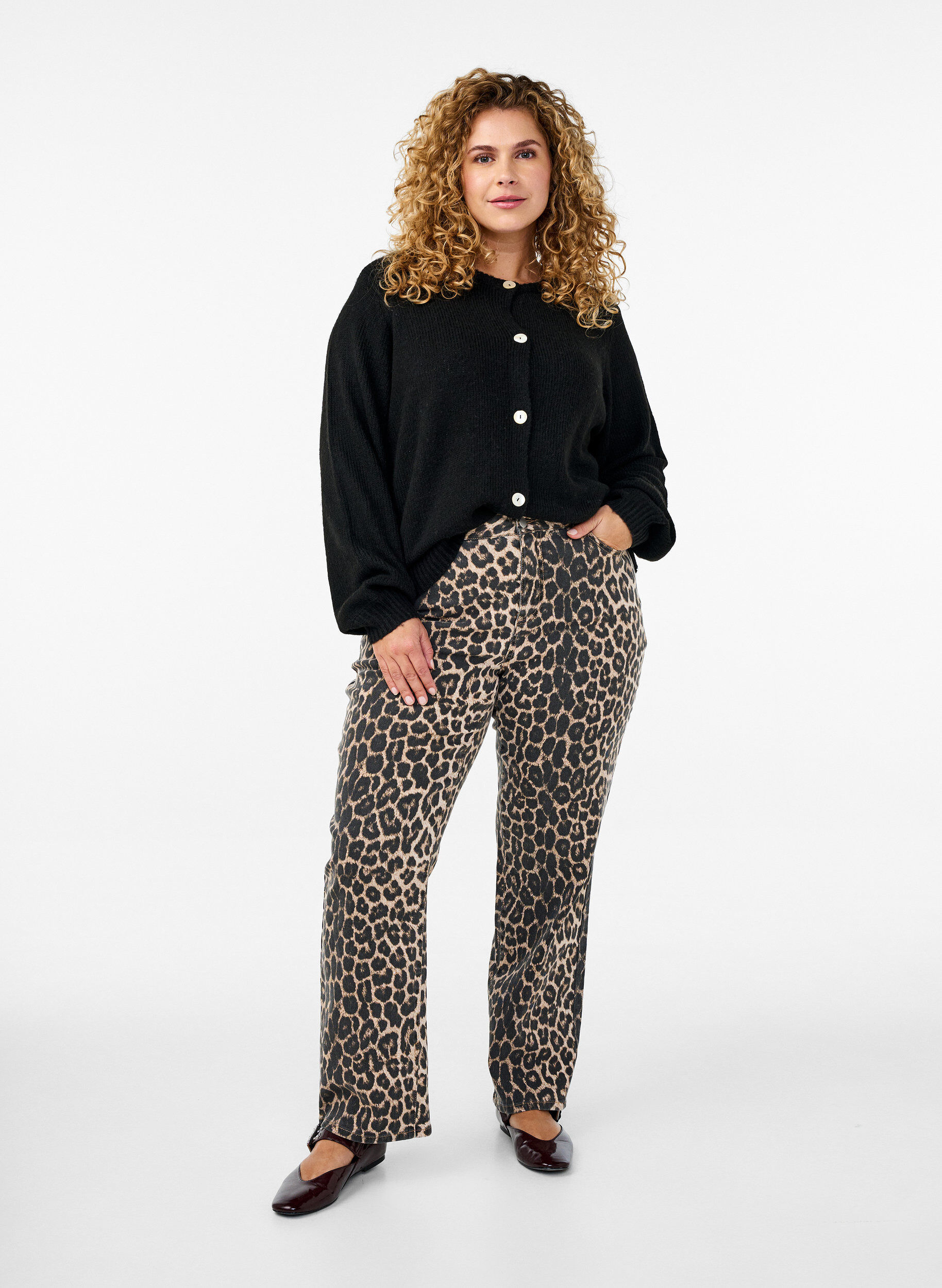 Regular fit jeans with leopard print, Brown, Model