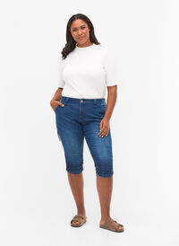 Slim fit capri jeans with pockets, Dark blue denim, Model