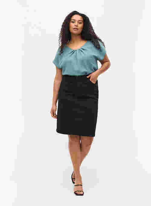 Close-fitting skirt with pockets