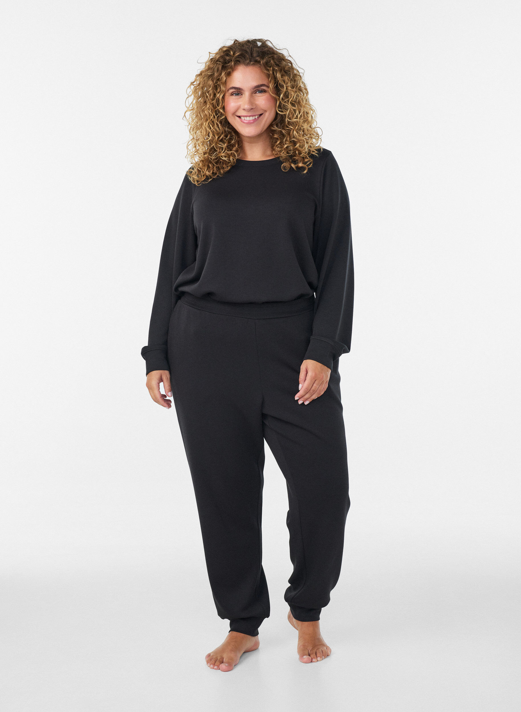 Jersey trousers with high waist and pockets, Black, Model