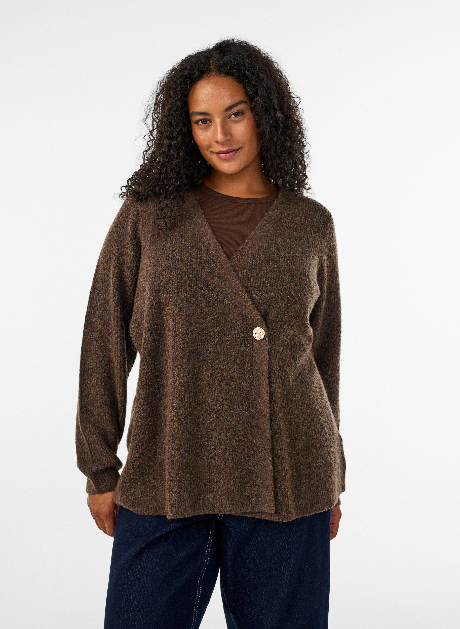 Knitted cardigan with an asymmetric closure, Brown, Model