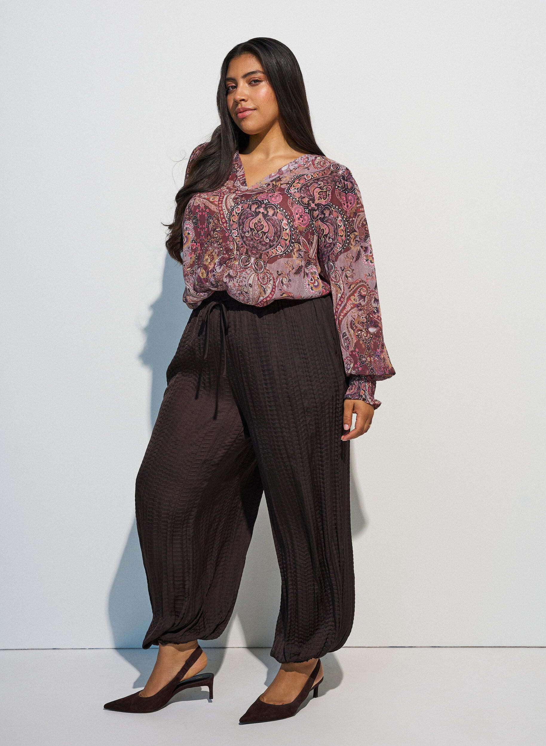 Balloon trousers with texture and an elasticated waist, Brown, Model