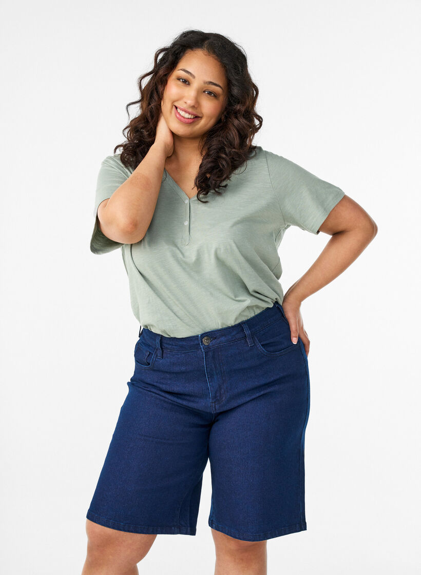 Loose high-waisted denim shorts, Blue, Model image number 0