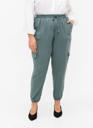 Loose cargo trousers in viscose, Balsam Green, Model image number 2