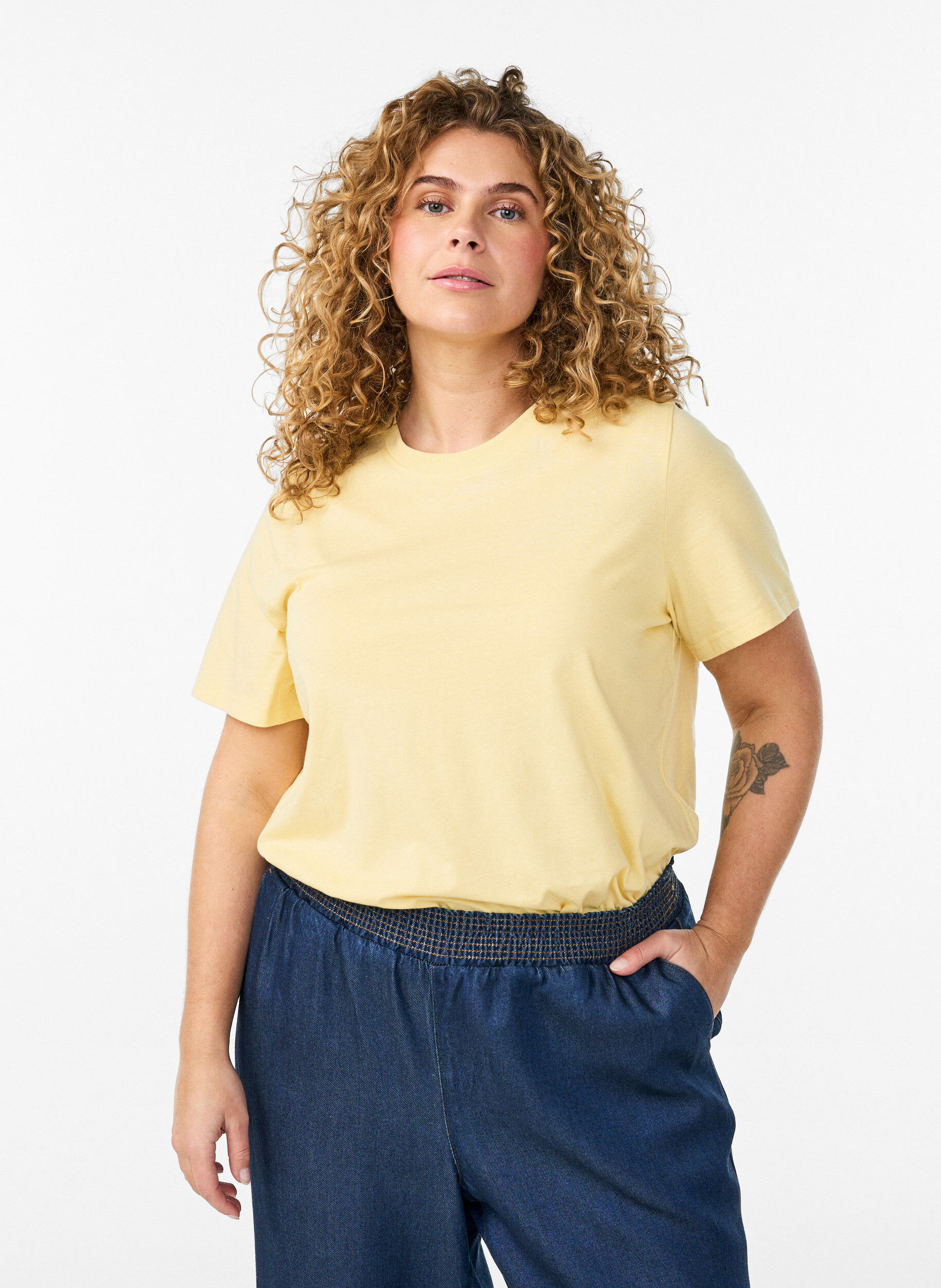 Basic cotton T-shirt with round neck, Yellow, Model