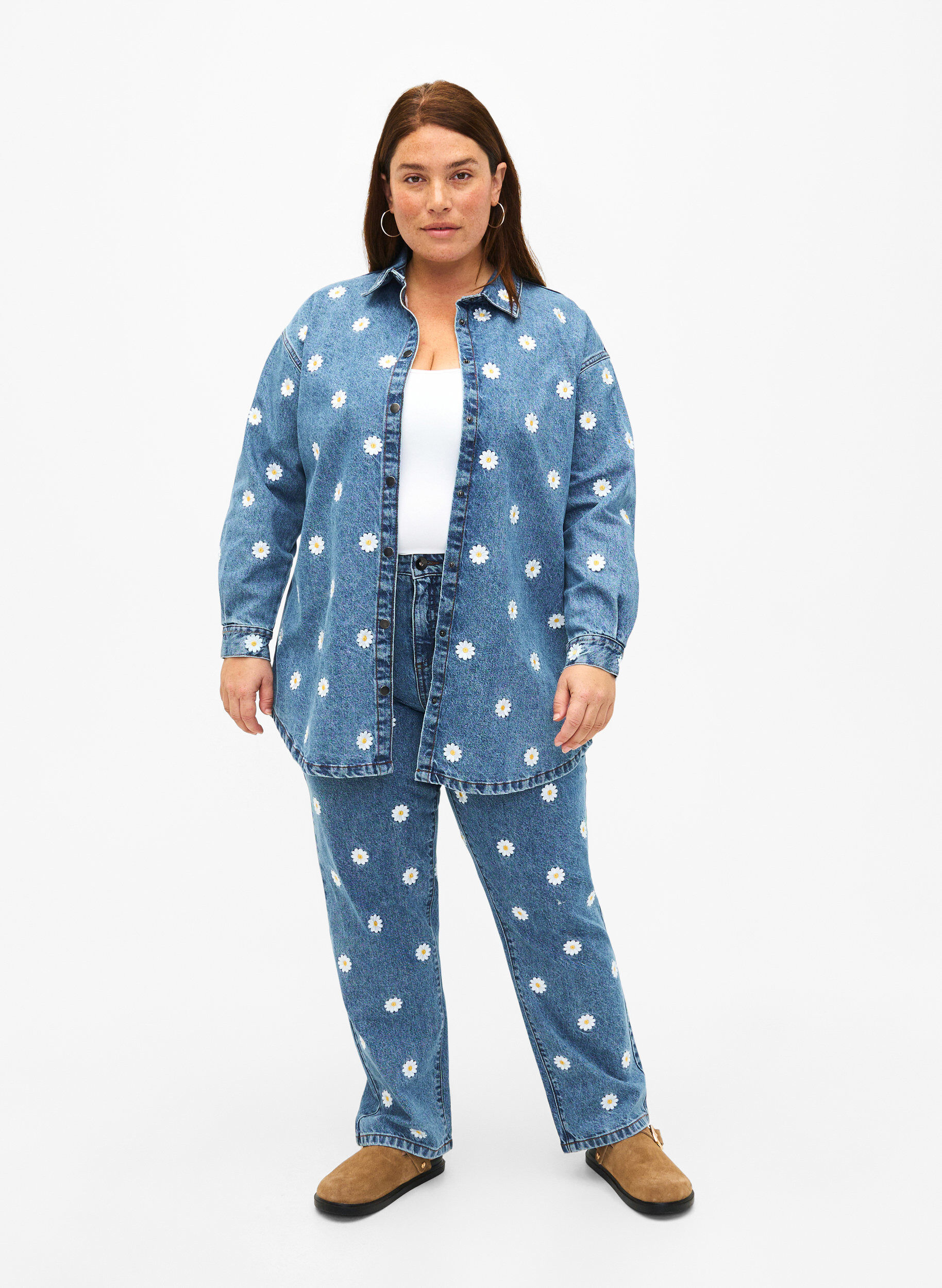 Zizzifashion Loose denim shirt with embroidered daisies, L.B. Flower, Model image number 2