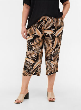 Cropped viscose trousers with print, Leaf AOP, Model image number 2