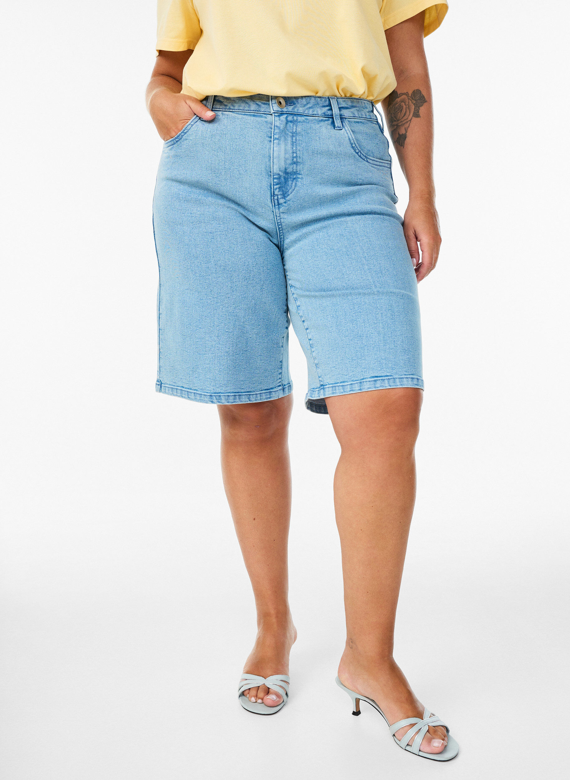 Zizzifashion Loose high-waisted denim shorts, Light Blue, Model image number 3