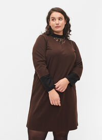 Plain dress with v neck and 3/4 sleeves, Coffee Bean, Model