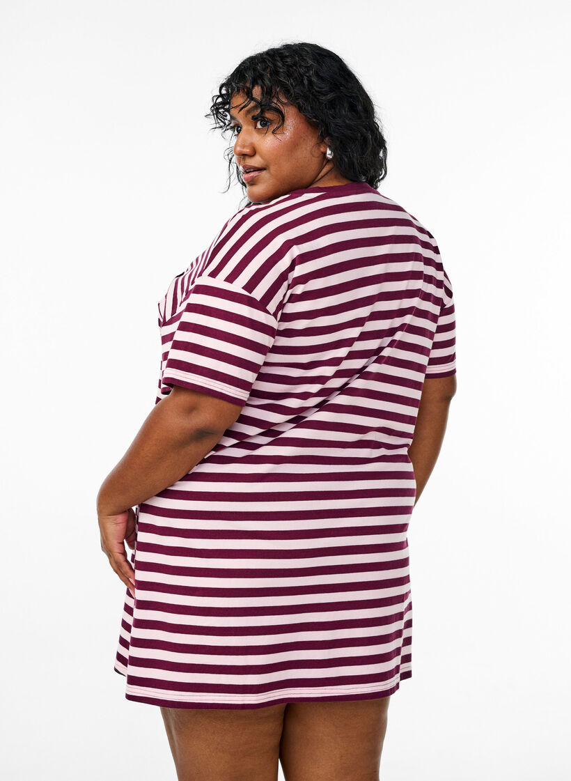 Long night t-shirt in organic cotton with stripes, Red, Model image number 2