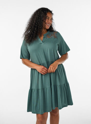 Jersey dress with lace details and a layered skirt - Green - Sz. XL - Zizzifashion Jersey dress with lace details and a layered skirt - Green - Sz. XL - Zizzifashion
