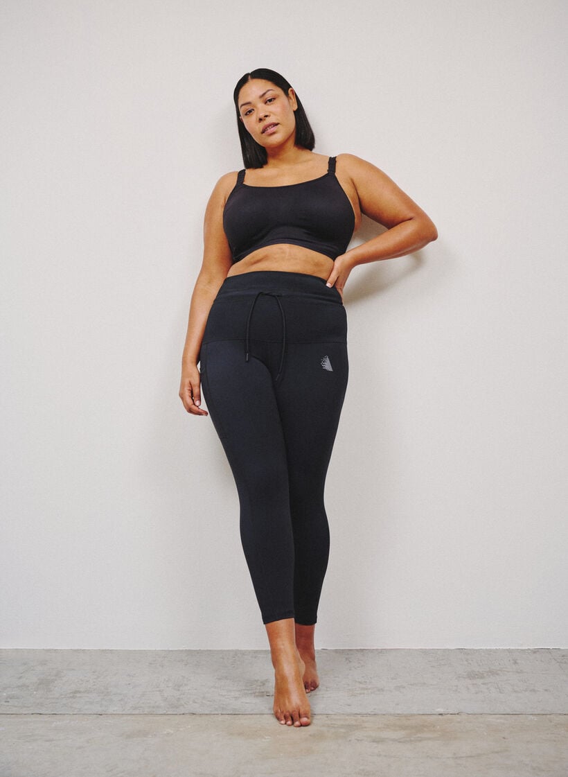 High-waisted 7/8 training tights with a pocket., Black, Image image number 0