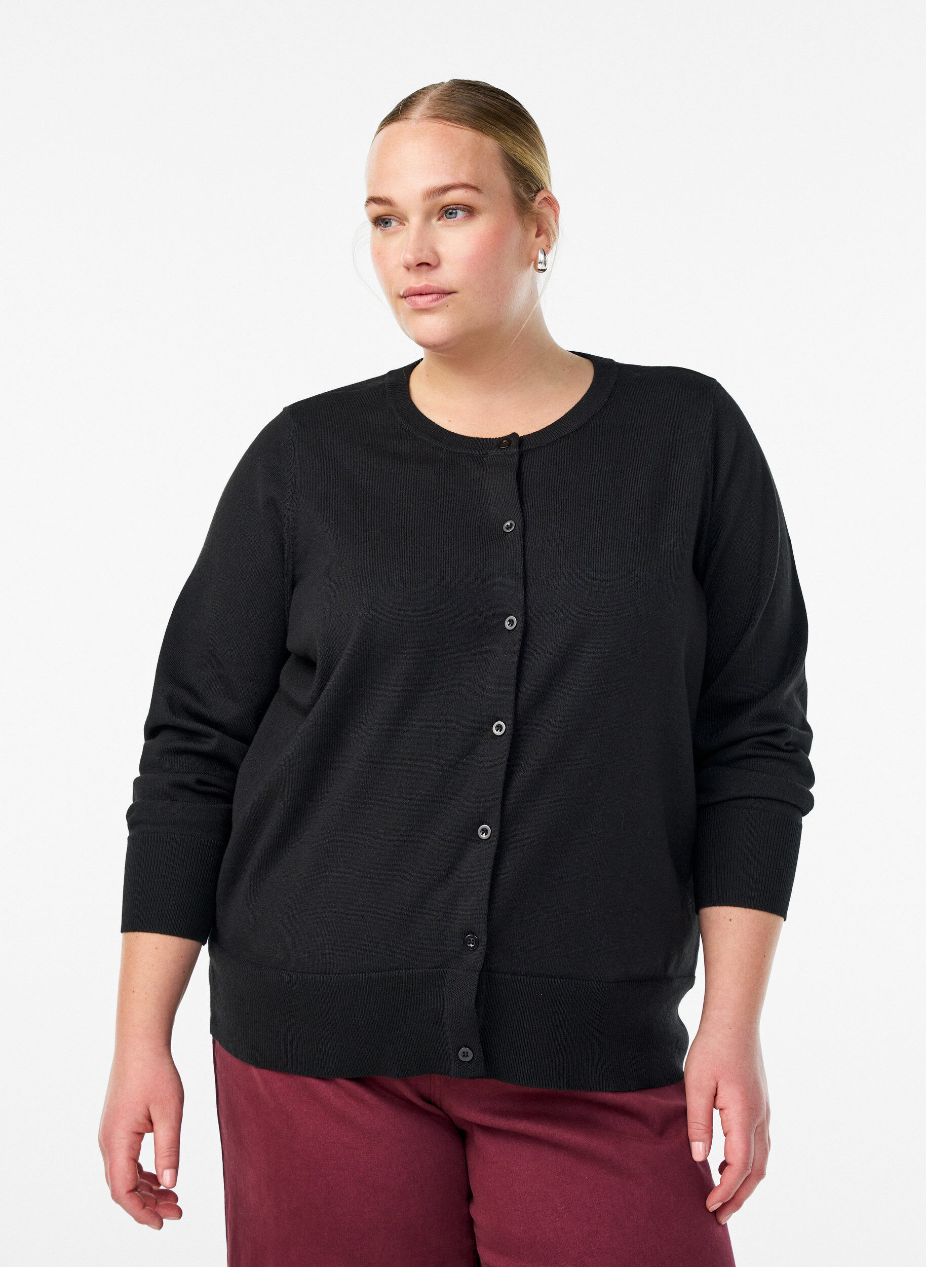 Fine-knit cardigan with round neck, Black, Model