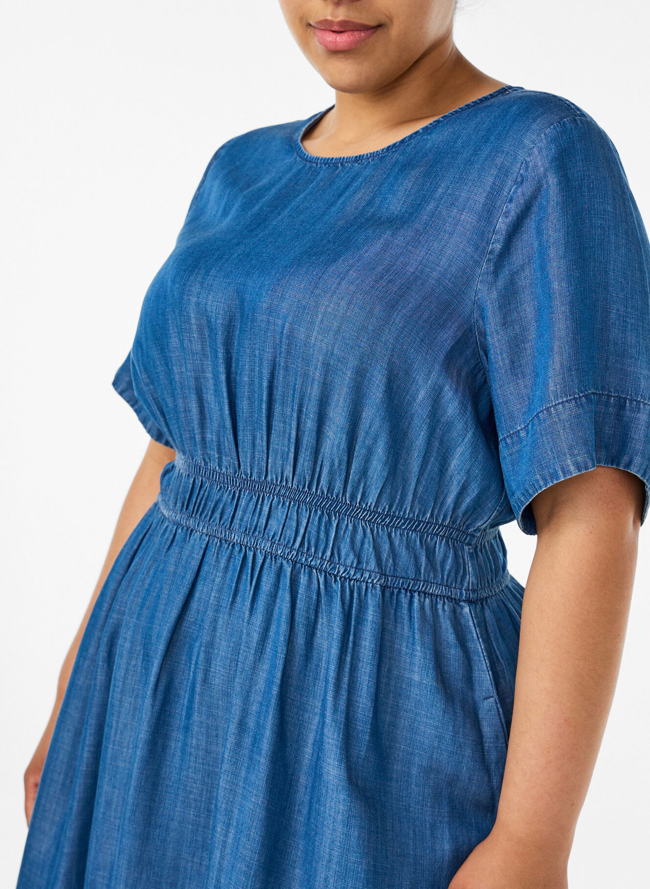 Midi dress in a denim look with an elasticated waist - Blue - Sz. 40-64 - Zizzifashion Midi dress in a denim look with an elasticated waist - Blue - Sz. 40-64 - Zizzifashion