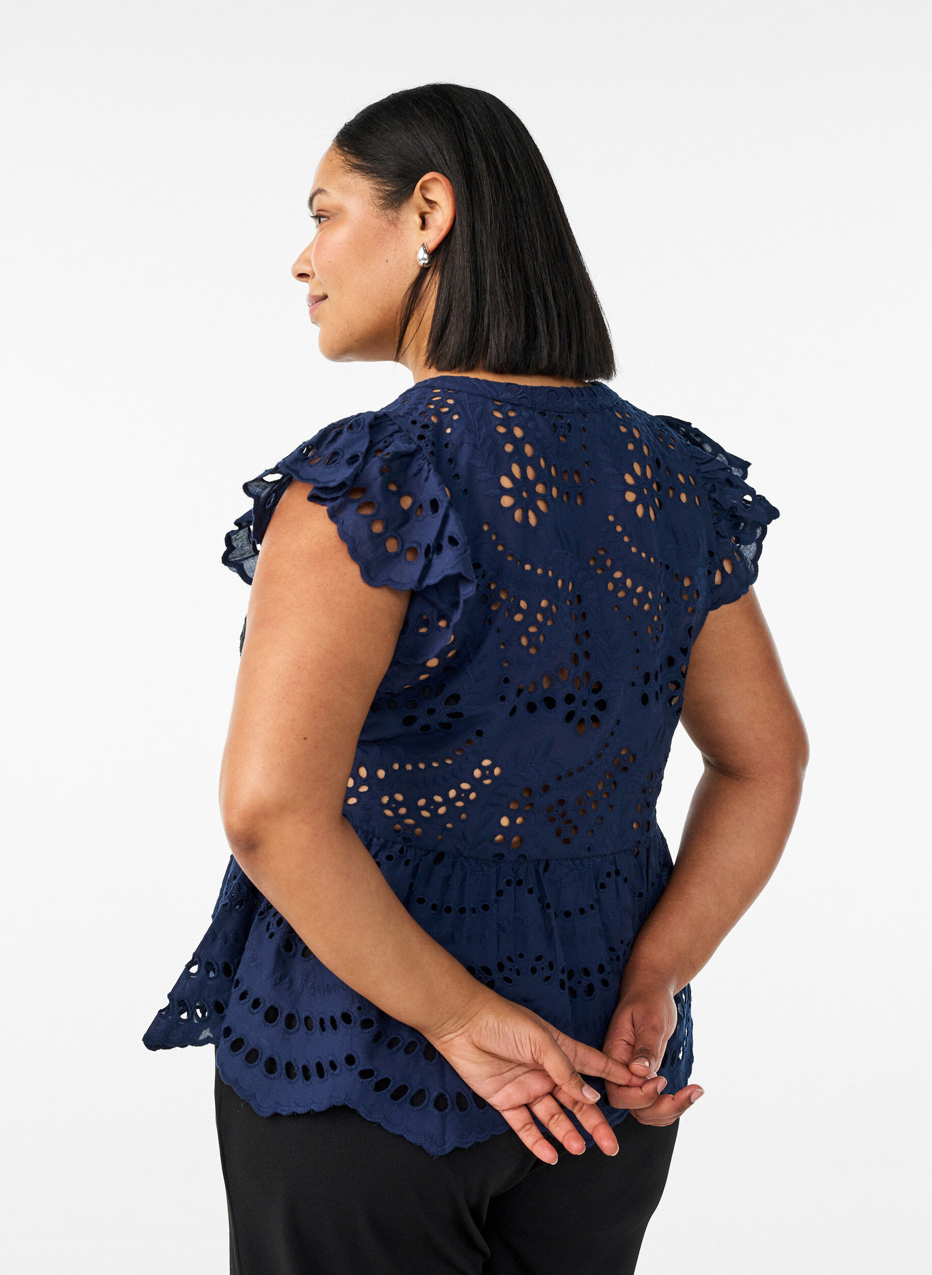 Zizzifashion Sleeveless broderie anglaise blouse with ruffles, Blue, Model image number 2