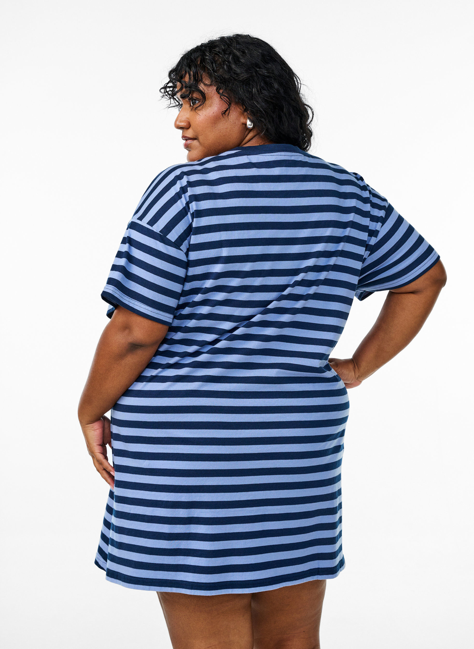 Zizzifashion Long night t-shirt in organic cotton with stripes, Blue, Model image number 2