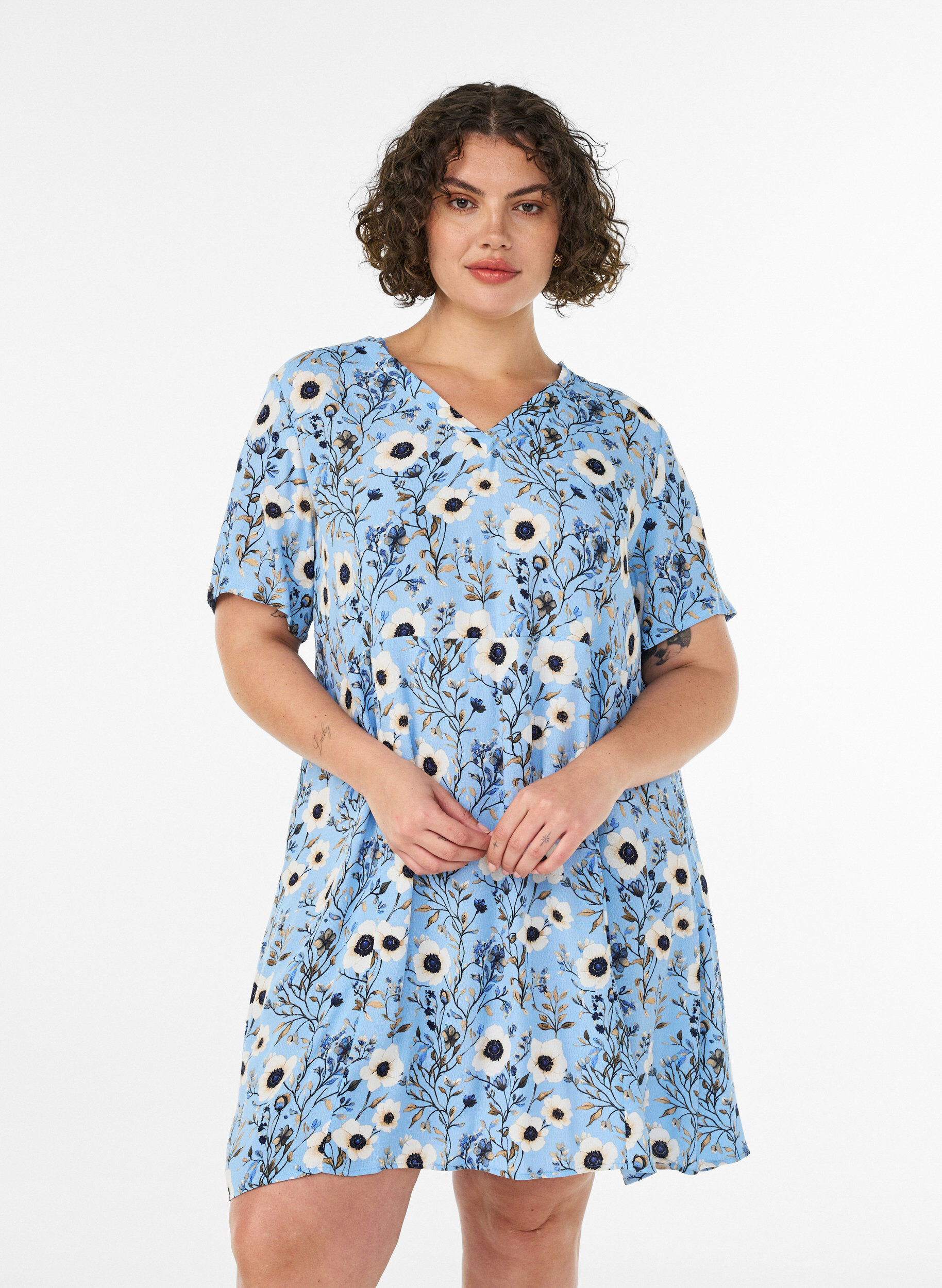 Short dress with floral print, Blue, Model
