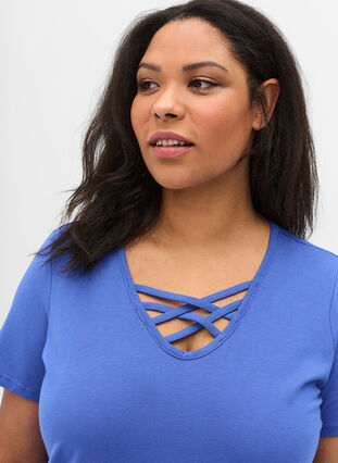 Short sleeve t-shirt with v-neckline, Dazzling Blue, Model image number 2