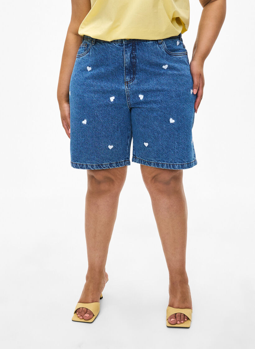 High-waist denim shorts with embroidered hearts, Light Blue, Model image number 3