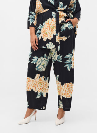 Loose-fitting viscose trousers in floral print, Roses on Navy, Model image number 2