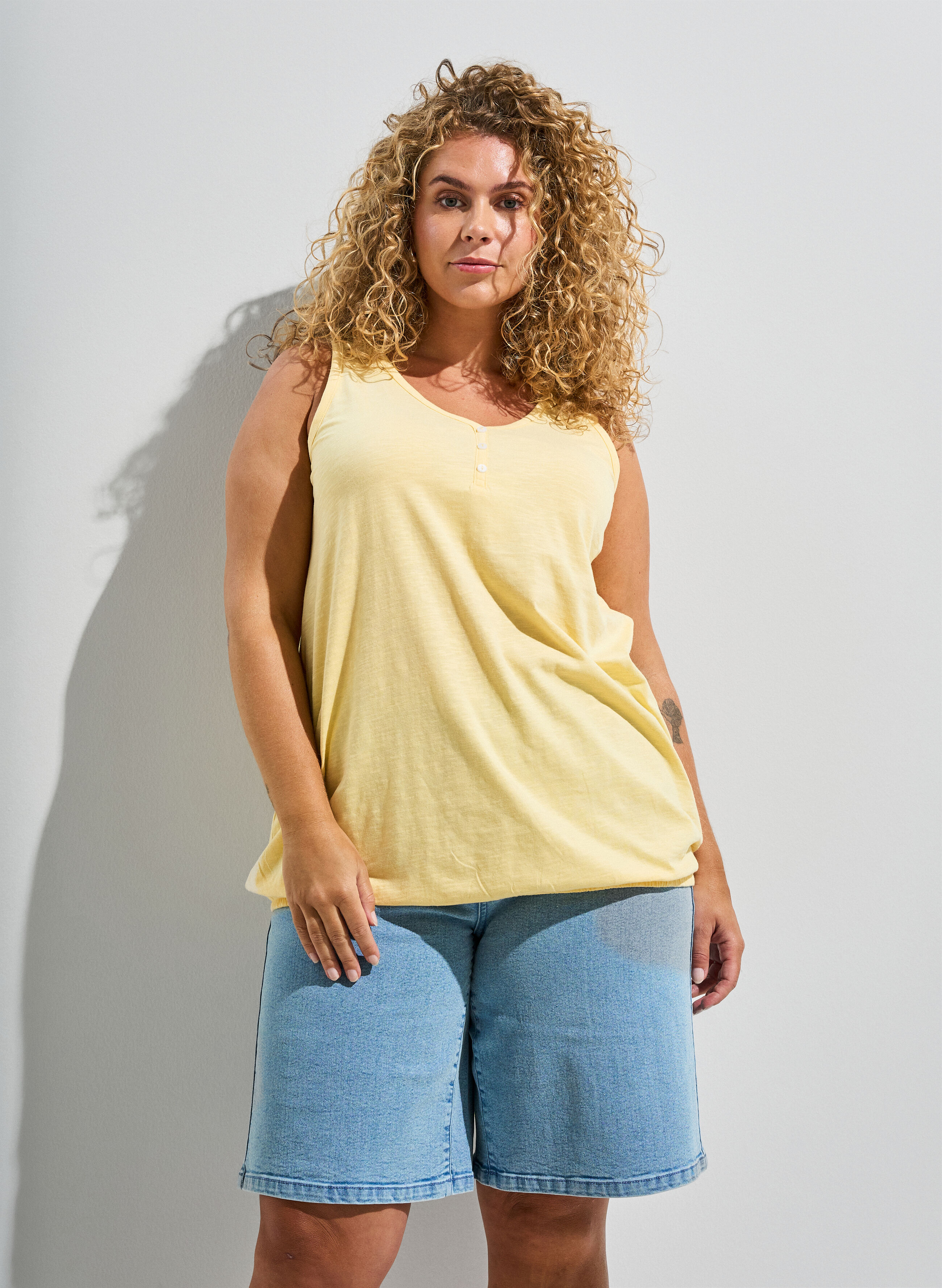 Tank top in organic cotton with V-neck and buttons - Yellow - Sz