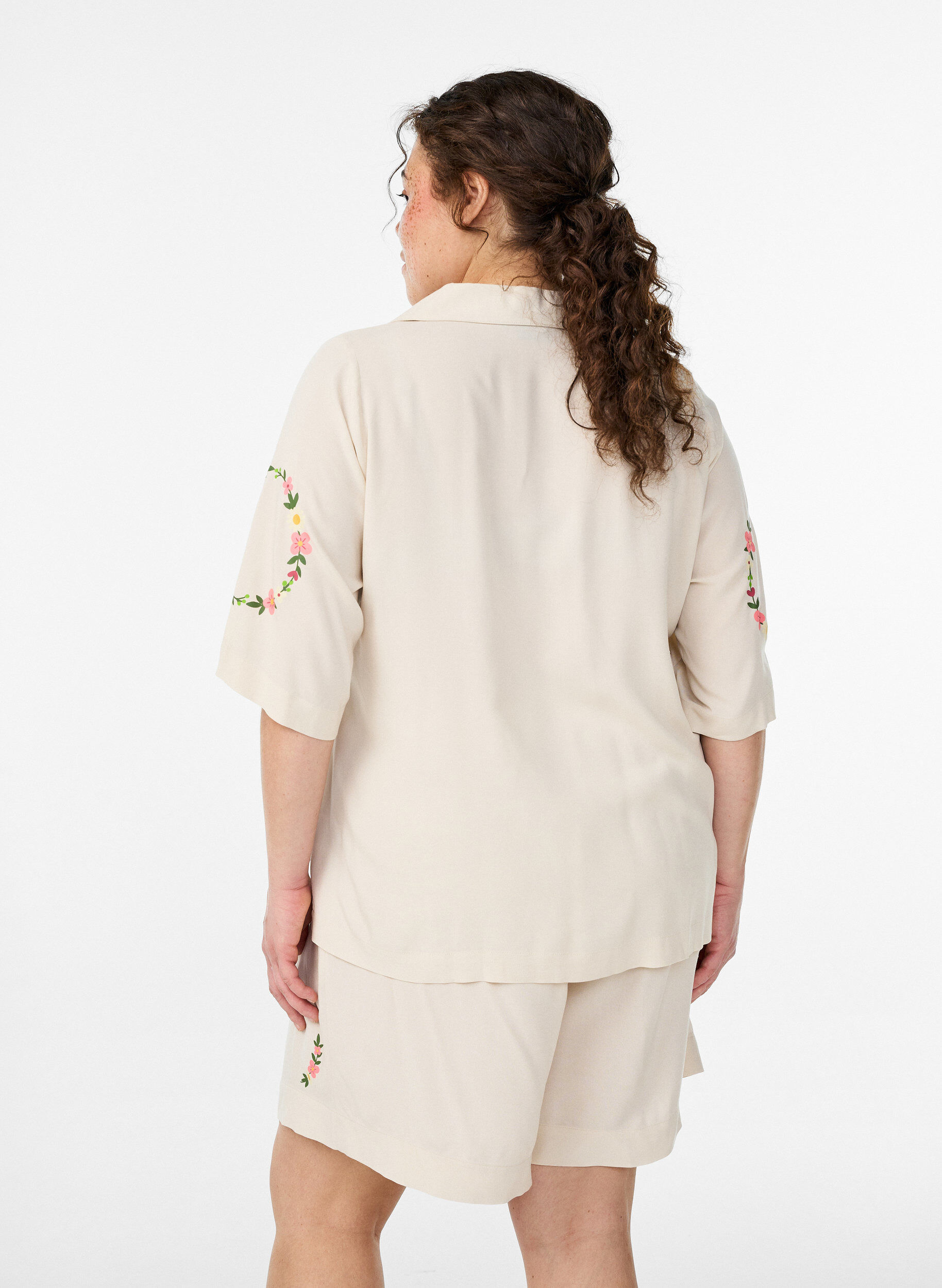 Zizzifashion Viscose pyjama top with tie fastening and floral print, Beige, Model image number 2