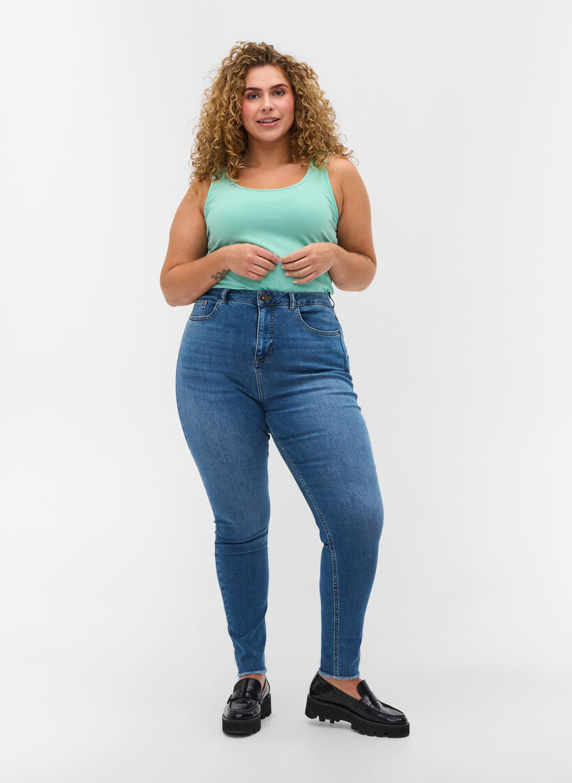 Extra high-waisted Bea jeans, Blue denim, Model
